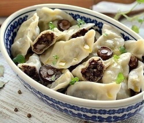 Мы готовим блюдо по мотивам белорусской кухни.  