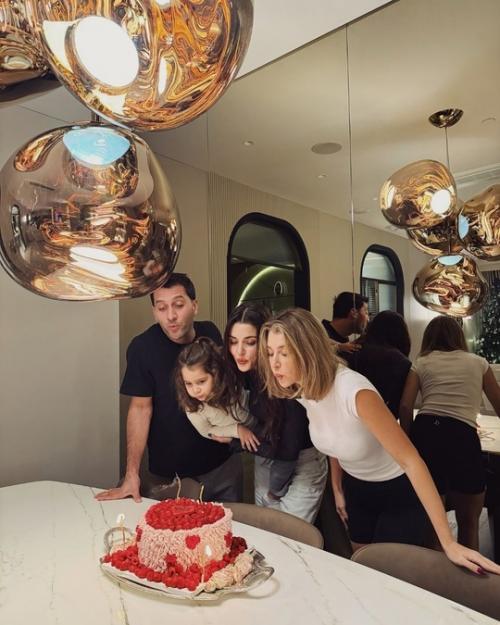 Звезда известного турецкого сериала Постучись в мою Дверь хандэ эрчел отметила свое 31-летие. 01