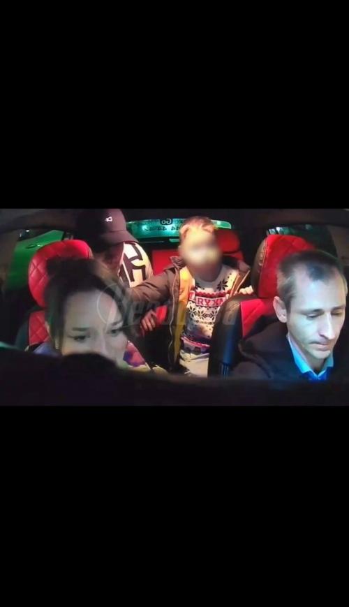 В Сочи агрессивные пассажиры закатили таксисту скандал, потому что он отказался везти их сына без детского кресла. 01