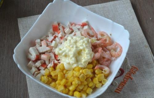 Салат с креветками и крабовыми палочками. 04