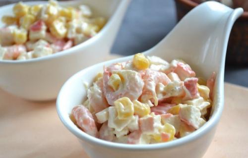 Салат с креветками и крабовыми палочками.

