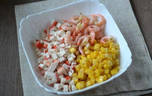 Салат с креветками и крабовыми палочками. 03