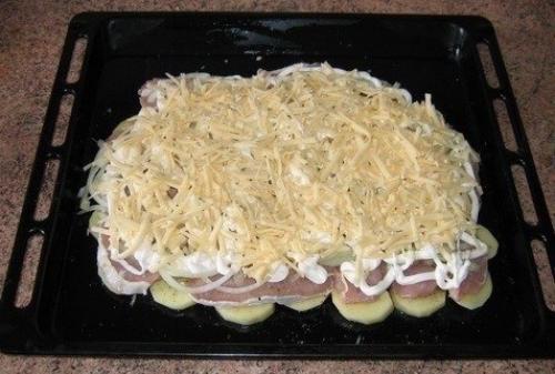 Мясо по-французски.  На 1 кг Филе свинины: 3-4 луковицы, 3 помидора, 4 крупных картофелины, 200 гр. 05