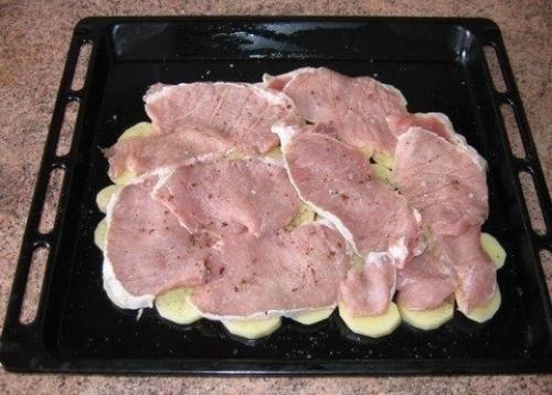 Мясо по-французски.  На 1 кг Филе свинины: 3-4 луковицы, 3 помидора, 4 крупных картофелины, 200 гр. 02