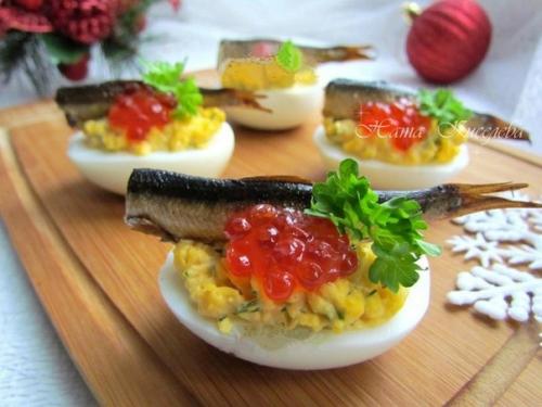 Фаршированные яйца со шпротами и красной икрой. Фаршированные яйца со шпротами и красной икрой.