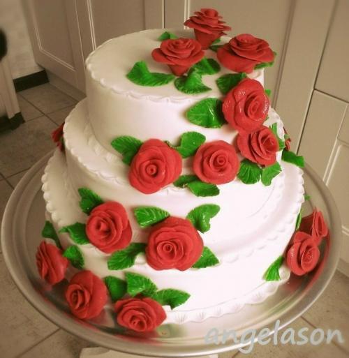 Мой второй торт, украшенный мастикой.
