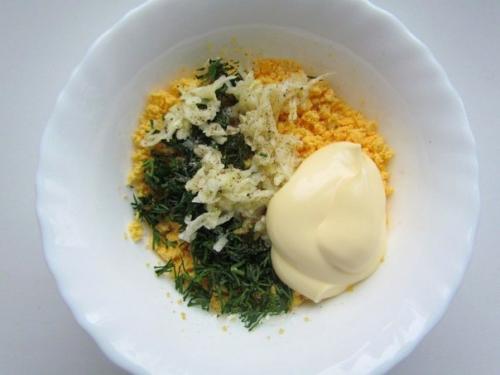 Фаршированные яйца со шпротами и красной икрой. 04 Фаршированные яйца со шпротами и красной икрой. 04