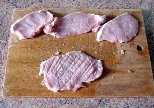 Мясо по-французски.  На 1 кг Филе свинины: 3-4 луковицы, 3 помидора, 4 крупных картофелины, 200 гр. 01