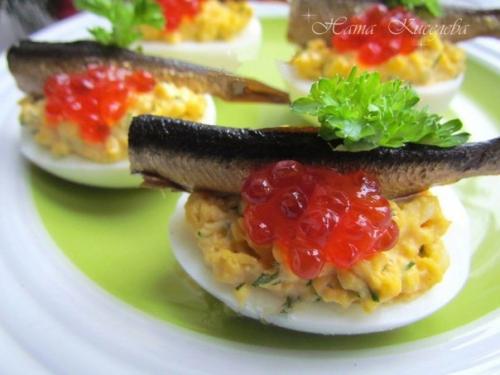 Фаршированные яйца со шпротами и красной икрой. 08 Фаршированные яйца со шпротами и красной икрой. 08