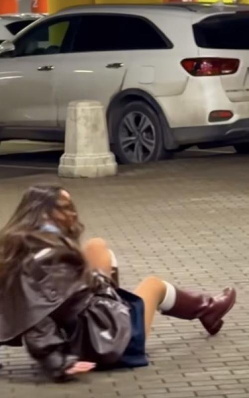 Она решила сыграть в кино.  