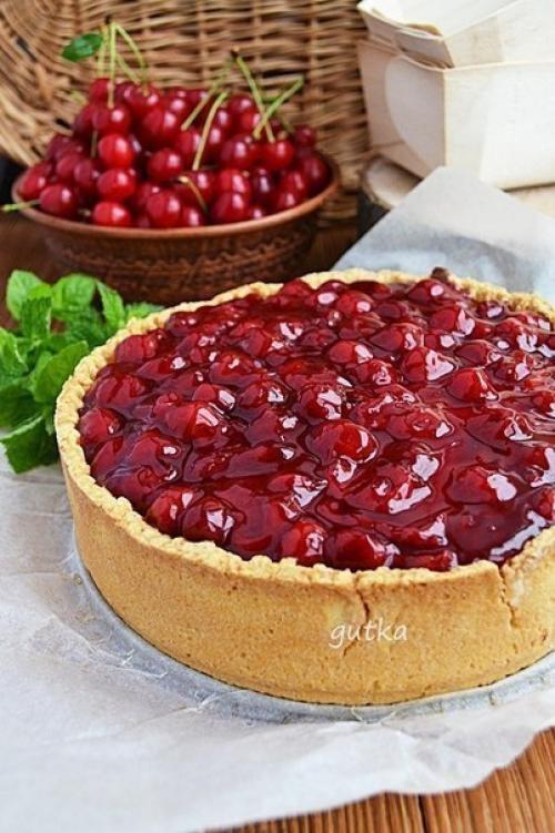 Пирог с творогом и вишней. 

