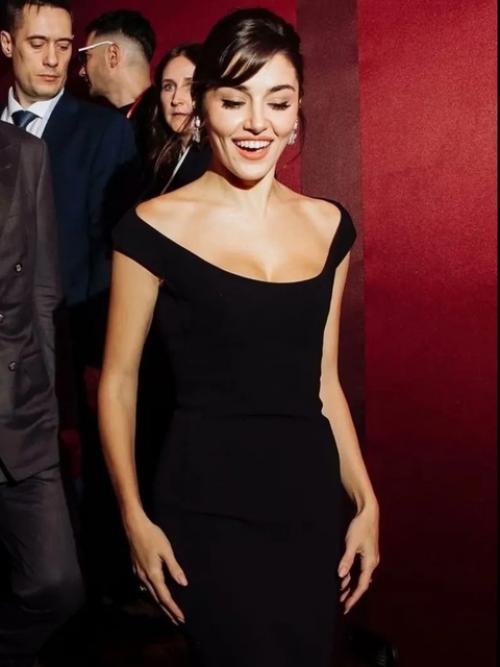 Ханде эрчел и её то самое чёрное дизайнерское платье, в котором она сияла во время визита в Москву. 03