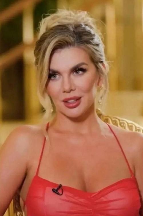 Карина кросс побрила голову и стала похожа на Анну седокову. 01