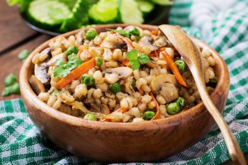 Пeрловая каша с мясом, грибами и овощами. 

