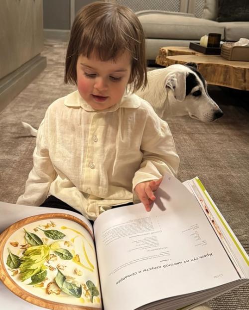 Саша Новикова и Feduk поделились милым видео с их 3-летней дочерью Ниной. 03