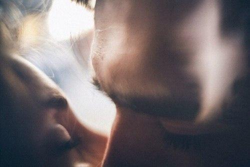 В нашей комнате витает спокойствие, рядом ты, прижимаясь к плечу.