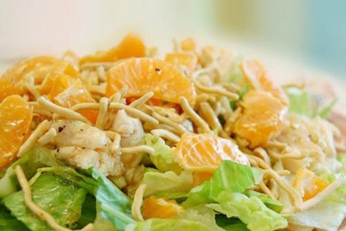 Салат из курицы с апельсином.

