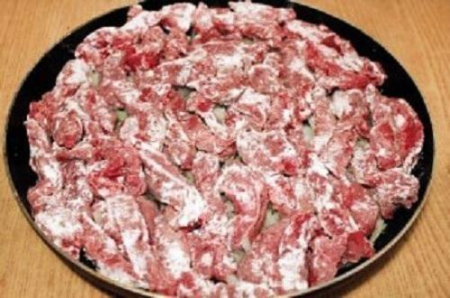 Бефстроганов.  Ингредиенты:   Говядина - 700 г. 06