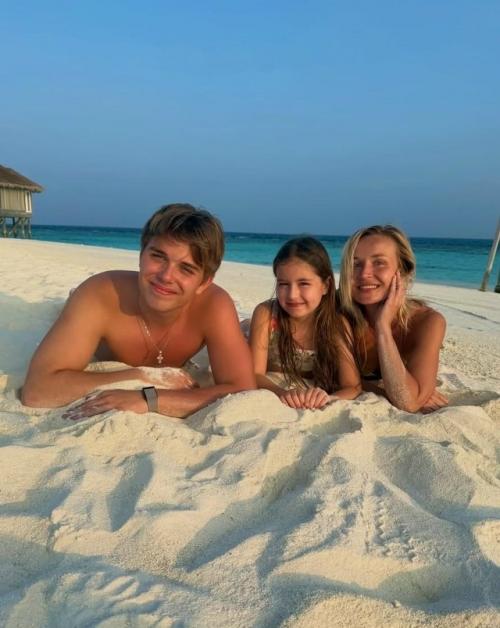 Только представьте эту картинку: яркое солнце и бескрайняя синева океана. 02