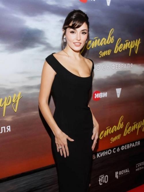 Ханде эрчел и её то самое чёрное дизайнерское платье, в котором она сияла во время визита в Москву. 02