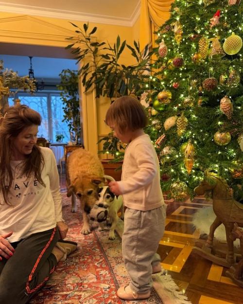 Саша Новикова и Feduk поделились милым видео с их 3-летней дочерью Ниной. 01