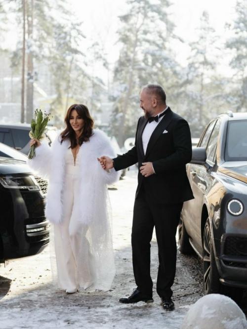 Впервые Вышла Замуж - 48-летняя телеведущая Анфиса Чехова официально стала женой 44-летнего продюсера и актёра Александра златопольского. 02