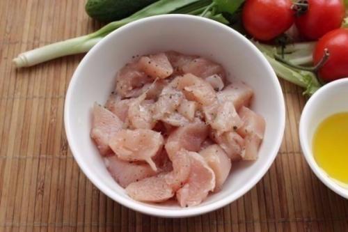 Салат из курицы и свежих овощей. 01