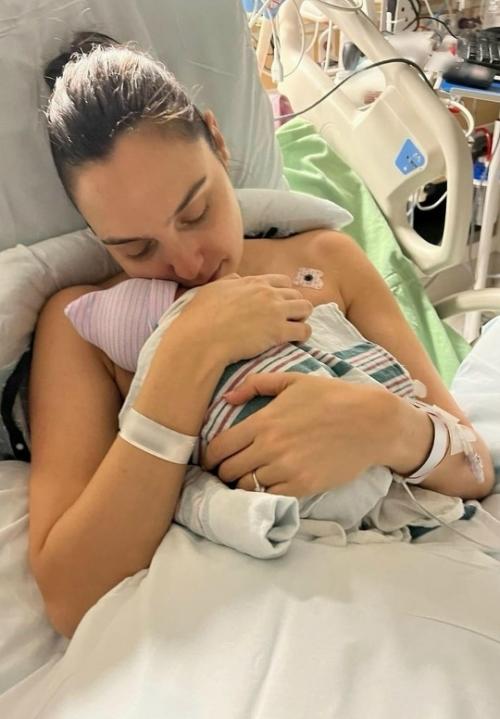 Галь гадот поделилась архивными фото времён беременности и впервые откровенно рассказала, через что ей пришлось пройти. 
