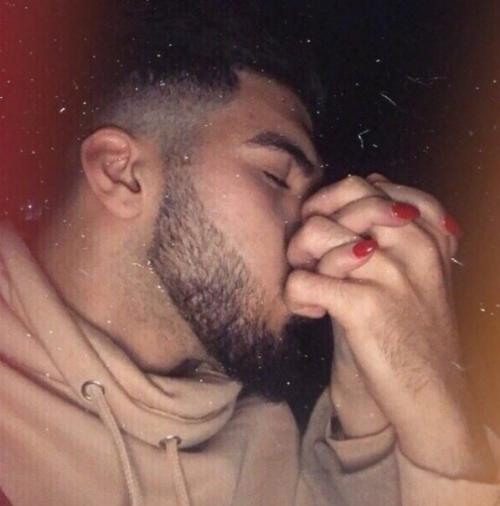 Глупо, конечно, скучать по человеку, с которым ты ни фига не ладишь. 03