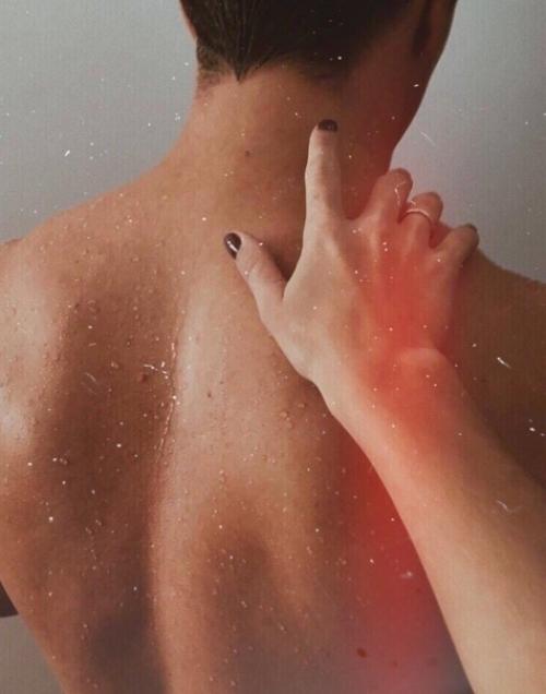 Глупо, конечно, скучать по человеку, с которым ты ни фига не ладишь. 04