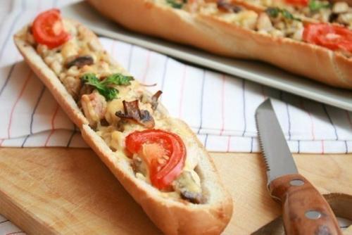 Багет, фаршированный курочкой и грибами.

