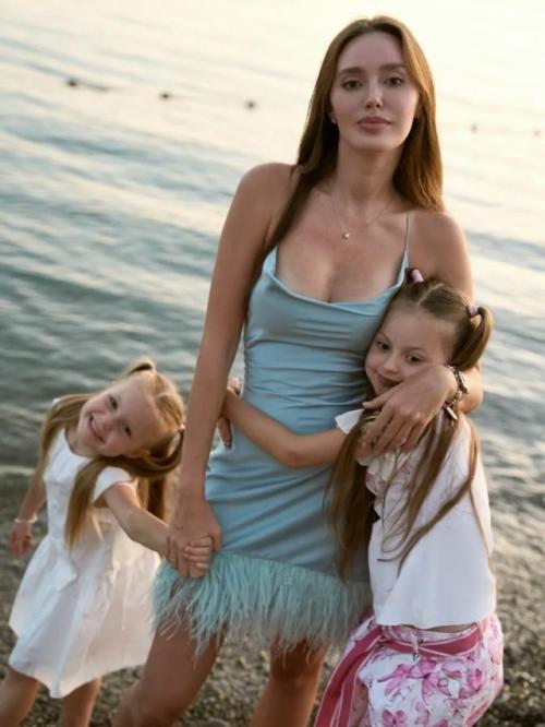 31-Летняя Анастасия Костенко, супруга Дмитрия Тарасова, столкнулась с волной критики после новой фотосессии. 02