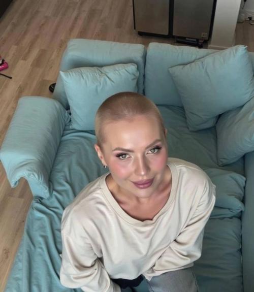 Карина кросс побрила голову и стала похожа на Анну седокову. 02