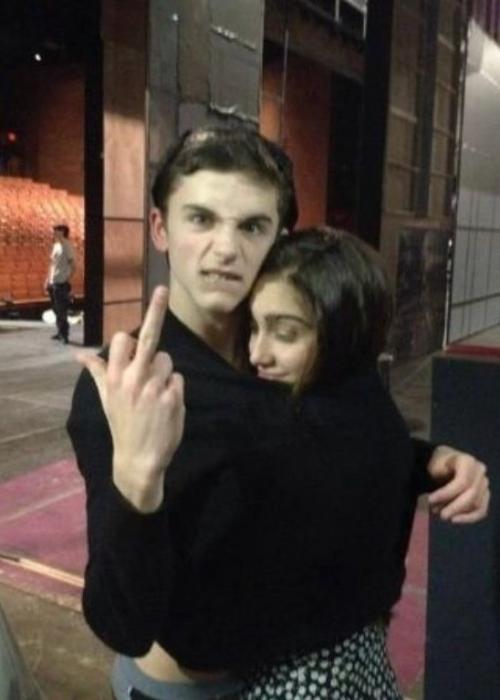 В 2013 году Тимоти шаламе встречался с Лурдес Леон, дочерью мадонны. 04