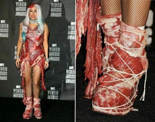 Фэшн - это моя профессия: стилист Бузовой Никита Карстен пришел на премию Fashion TV в наряде из сырого мяса. 02