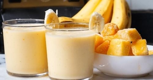 Легкий смузи с манго и бананом.

