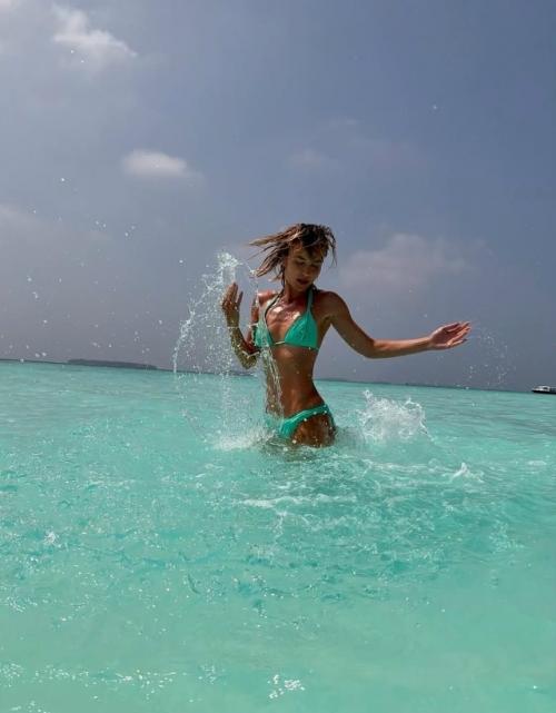 Только представьте эту картинку: яркое солнце и бескрайняя синева океана. 03