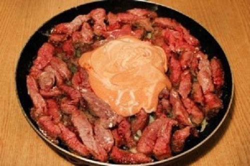 Бефстроганов.  Ингредиенты:   Говядина - 700 г. 07