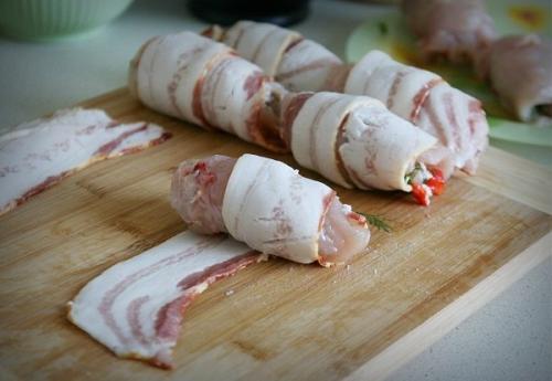 Куриные рулетики в беконе (хрустящие снаружи и сочные внутри). 05
