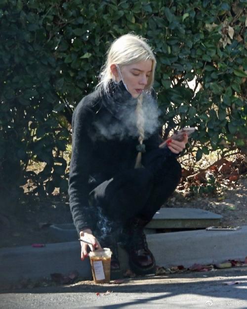 Аня Тейлор - Джой перестала курить - в беседе с Dazed она рассказала, что решила начать новую, чистую страницу в своей жизни. 

