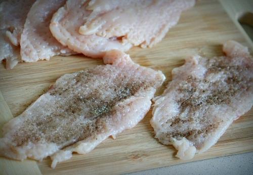 Куриные рулетики в беконе (хрустящие снаружи и сочные внутри). 01