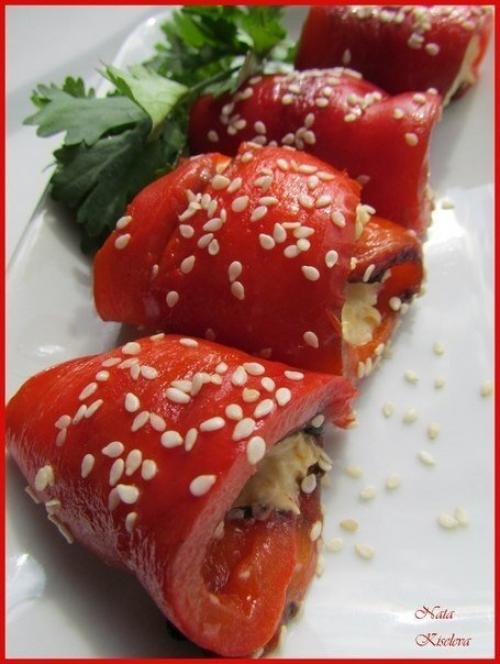 Рулетики из запеченного сладкого перца с сыром и чесноком.

