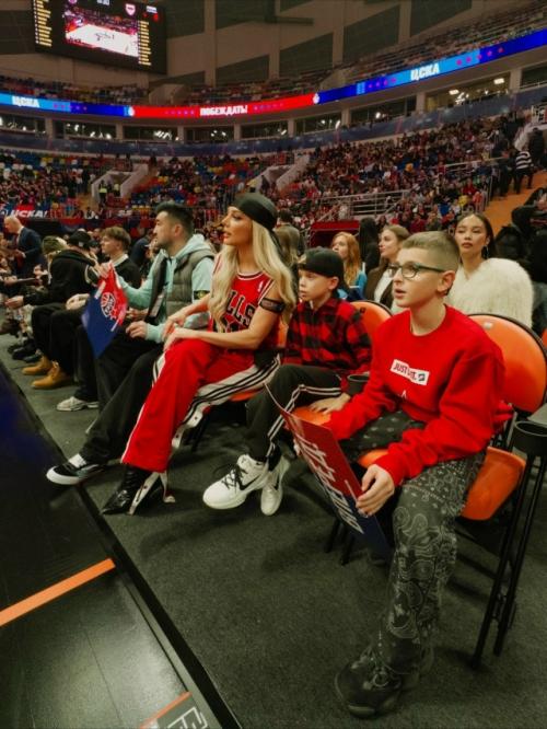 Хотя в личной жизни Анны седоковой сейчас не всё гладко, она продолжает активно заниматься баскетболом - для неё это не просто развлечение. 01