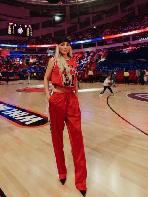 Хотя в личной жизни Анны седоковой сейчас не всё гладко, она продолжает активно заниматься баскетболом - для неё это не просто развлечение. 02