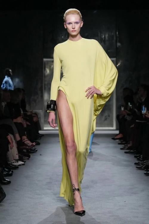 Новая эпоха наступила и в бренде Tom Ford - теперь под руководством хайдера акерманна. 04