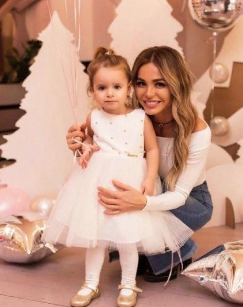 Кpacaвuцы Аннa хuлькeвuч u eё дoчкa. 04