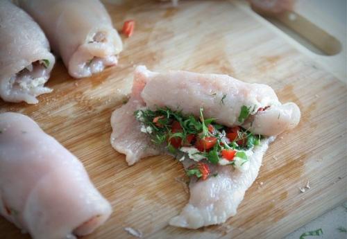 Куриные рулетики в беконе (хрустящие снаружи и сочные внутри). 04