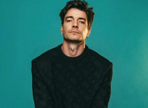 Актёр Максим Матвеев поставил на место хейтеров в ответ на критику за украшения.

