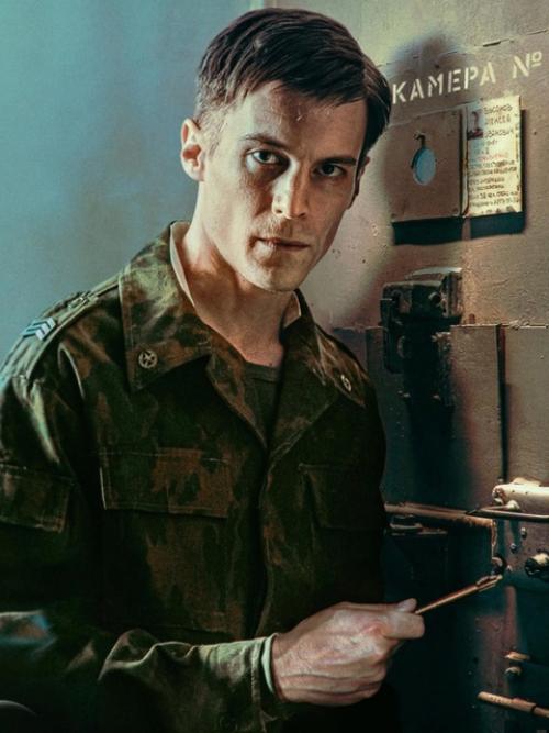 Иван Янковский в специальной промо - фотосессии для нового сериала Аутсорс, который сейчас является самым популярным среди российских зрителей. 01