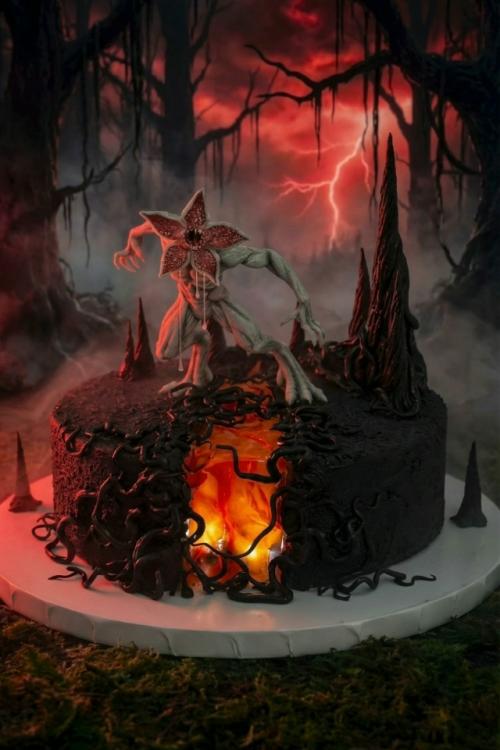 Ренат агзамов создал торт по сериалу Очень Странные Дела. 01